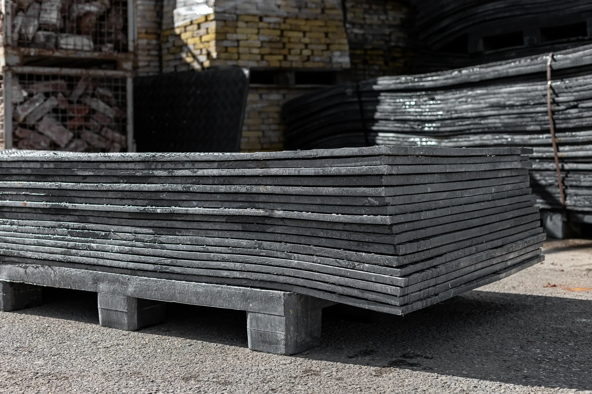 Kunststof rijplaten gestapeld op pallets