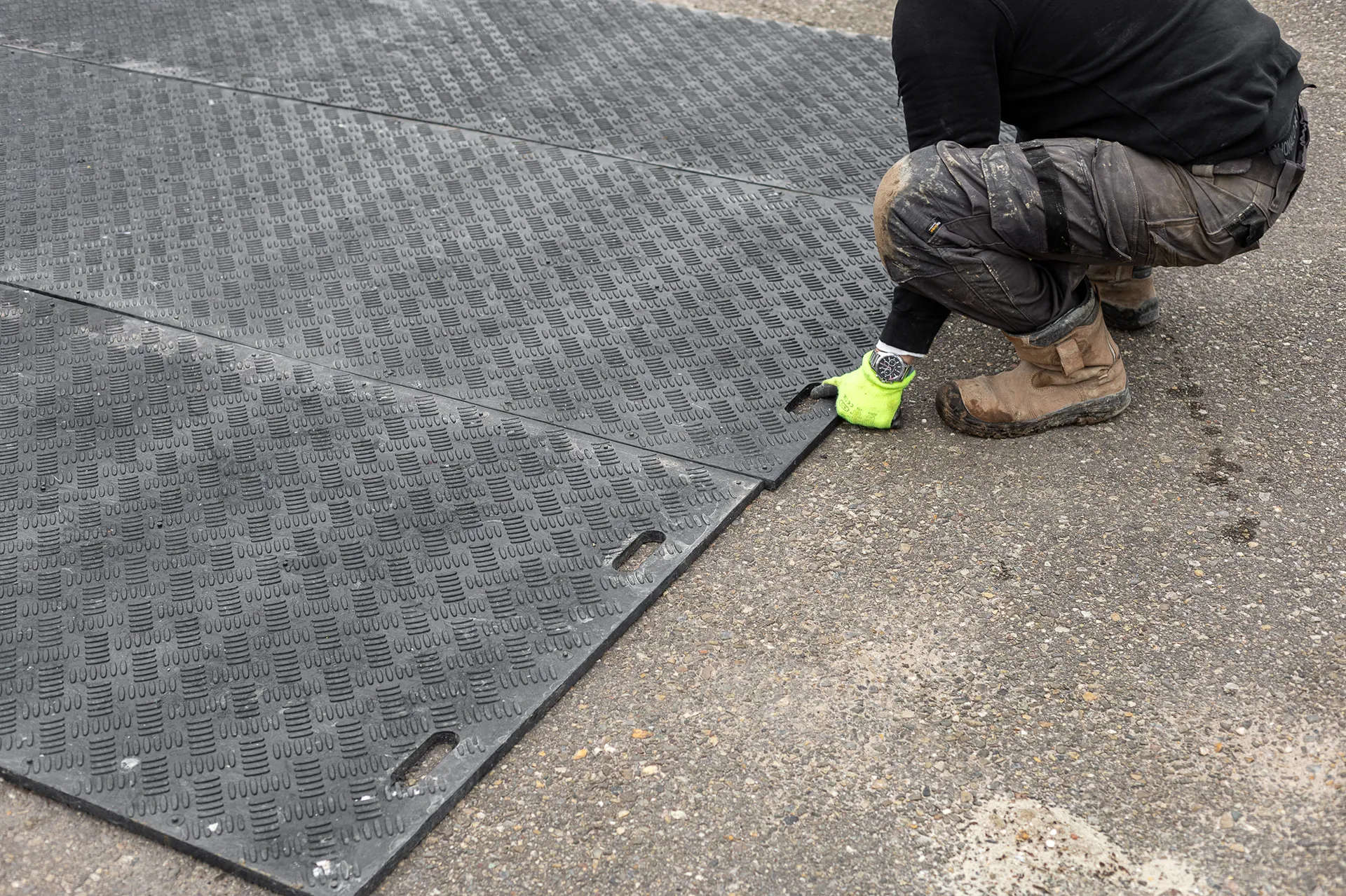 rijplaten neerleggen